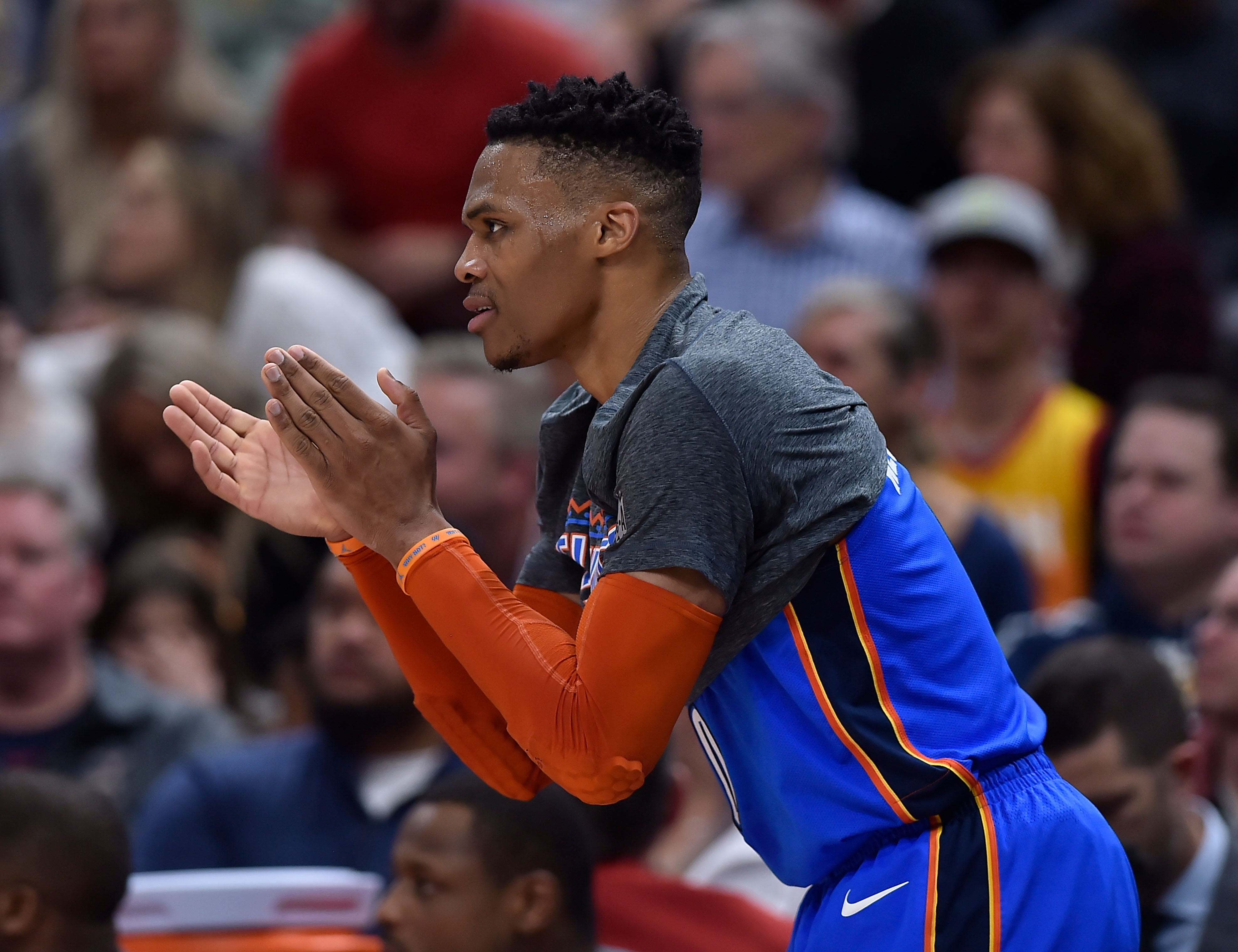 湖人续约施 湖人续约施